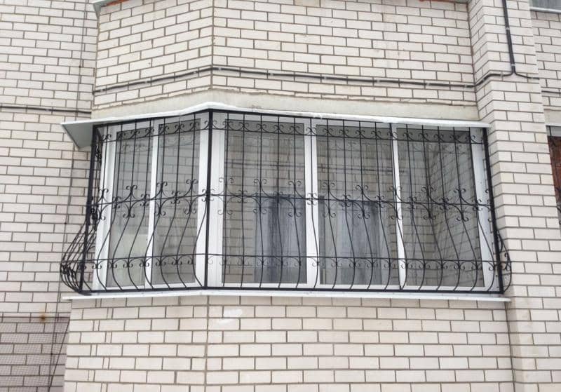Как лучше защитить окно: решетки или бронепленка?