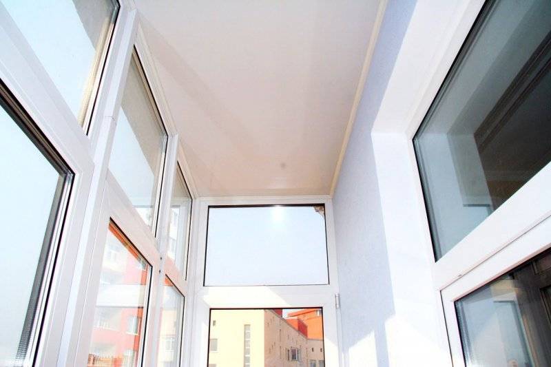 Потолок на балконе: 7 вариантов отделки. можно ли сделать натяжной потолок на балконе