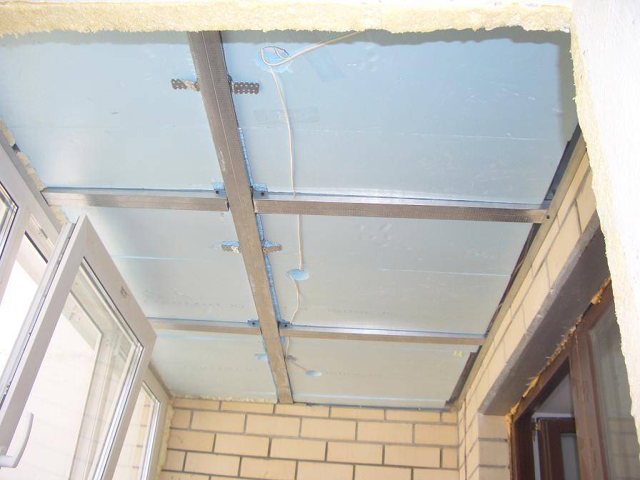 Потолок на балконе своими руками: отделка, как сделать потолок на лоджии, как обшить, какой лучше, монтаж реечного, пластикового потолка, варианты