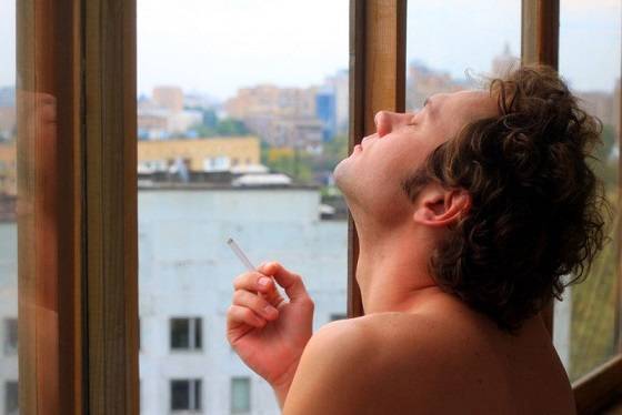 Можно ли курить на балконе своей квартиры? можно ли курить на балконах гостиниц, подъездов и жилых домов? - автор екатерина данилова - журнал женское мнение