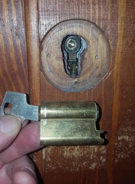 Как вскрыть дверь без ключа – несколько доступных способов