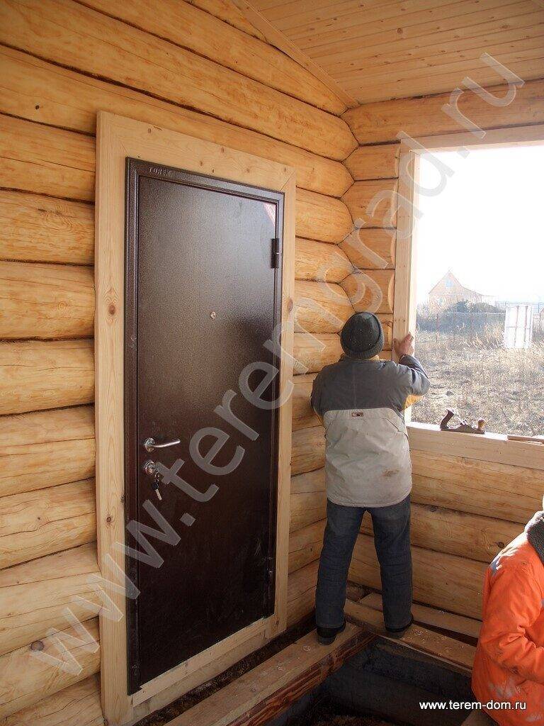 Из каких этапов состоит установка металлической двери в деревянном доме, способы ее выбора, варианты монтажа