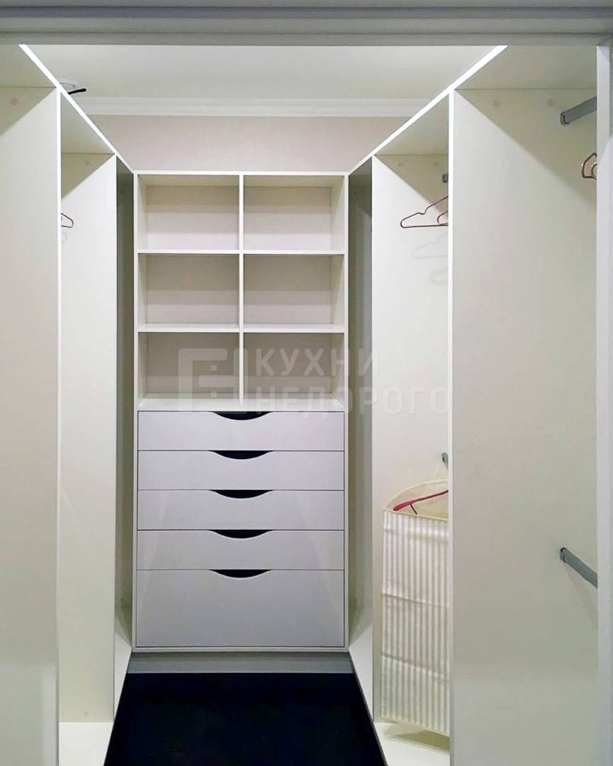 Маленькая гардеробная комната: дизайн-проекты небольшой по размеру, сделанной из кладовки, угловая, в прихожей, планировка, как обустроить
