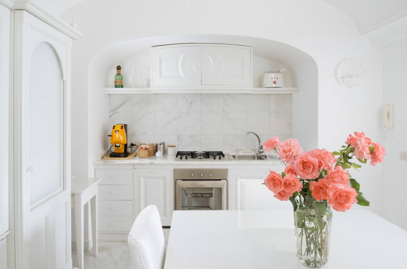Ниша в стене на кухне (40 фото): дизайн помещения с серой панелью в панельном доме