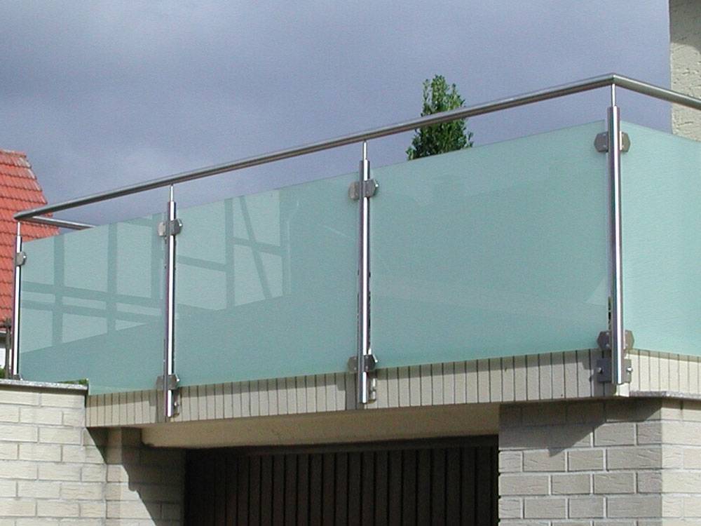 Ремонт ограждения балкона: замена перил, стеклянные ограждения и другие