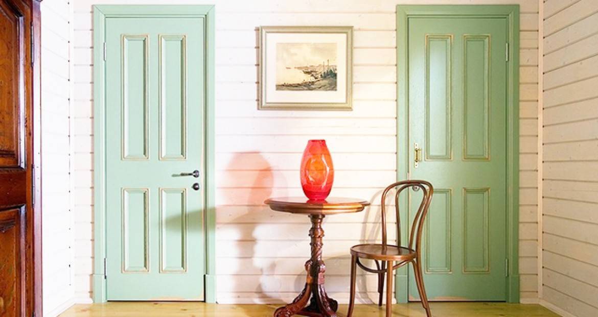 Покраска новой деревянной двери: выбор материала и правила красивого нанесения