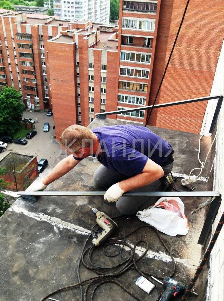 Почему протекает крыша лоджии, и как защитить потолок на балконе от затопления соседями