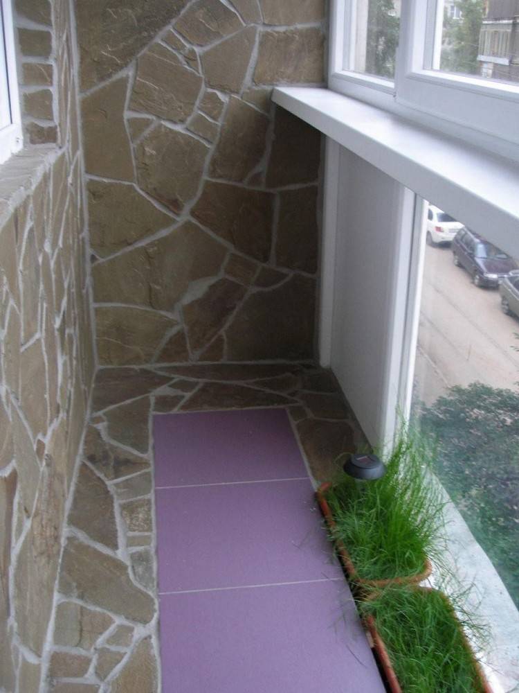 Отделка балкона декоративным камнем: имитация дорогой кладки