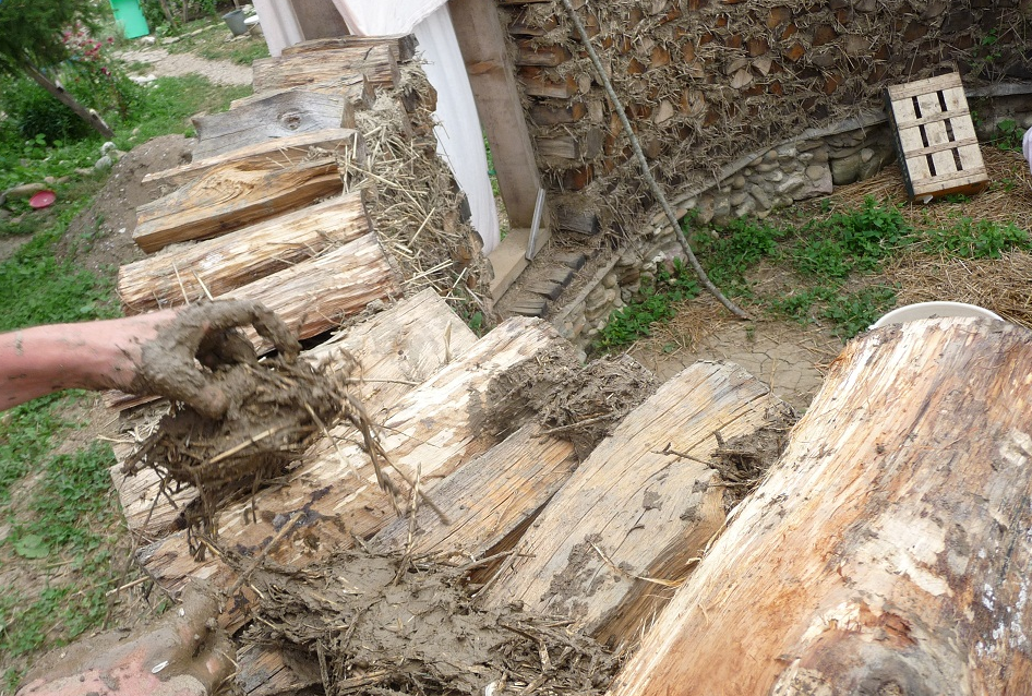 Дом из дров и цемента (поленьев, чурбаков и бетона)
