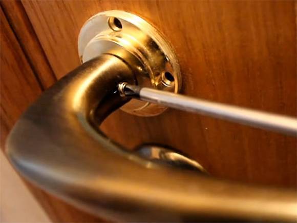 Как разобрать дверную ручку межкомнатной двери со встроенной защелкой: видео