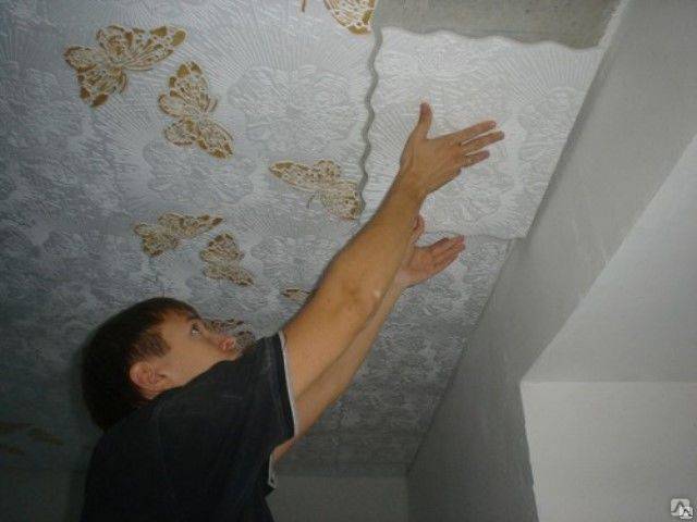 Поклейка обоев на потолок: пошаговая инструкция