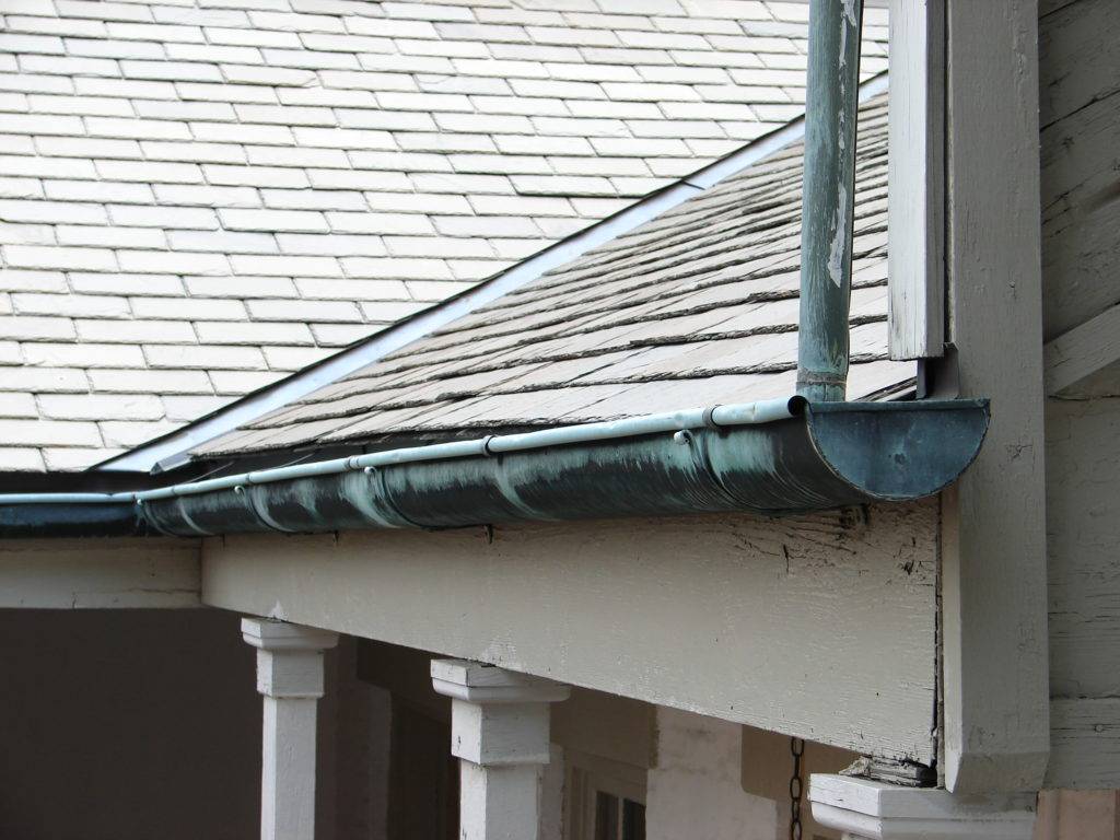 Как установить водостоки, если крыша уже покрыта? инструкции по монтажу