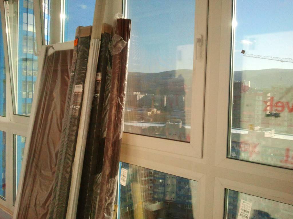 Как утеплить раздвижные окна на балконе?