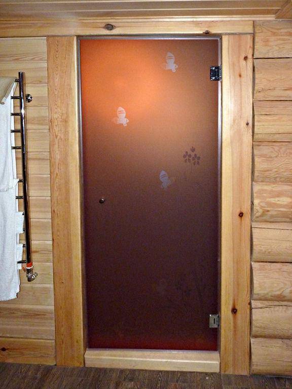 Стеклянные двери для бани — плюсы и минусы