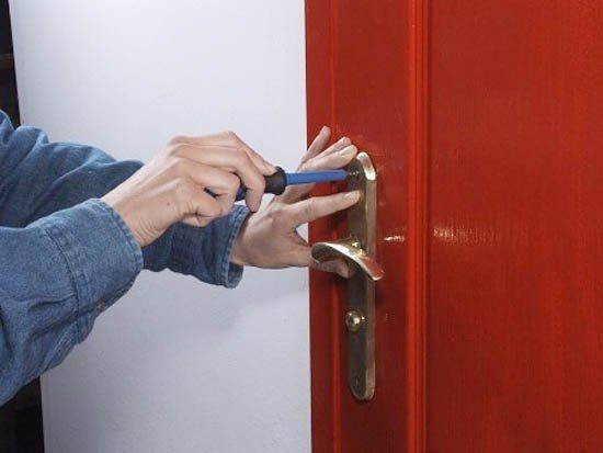 Как защитить дверь во время ремонта