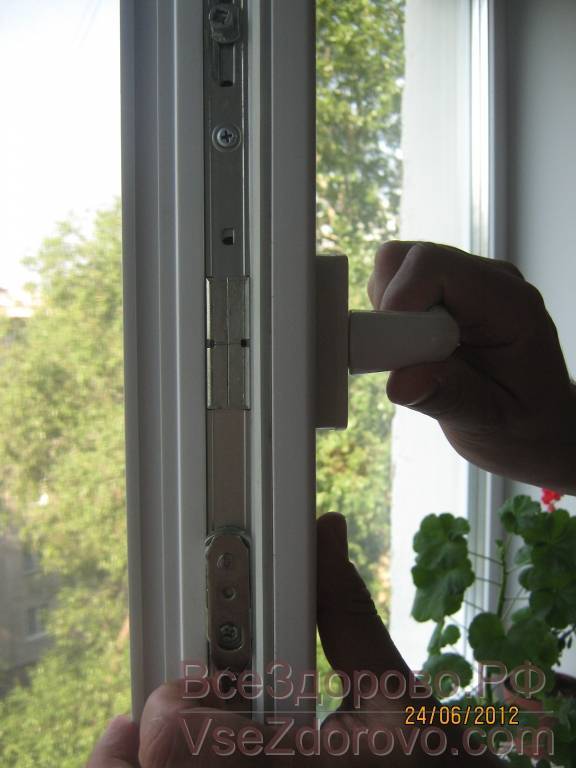 Как открыть пластиковое окно без ручки изнутри и снаружи: когда возникает такая необходимость, можно ли закрыть, какими способами, что для этого нужно?