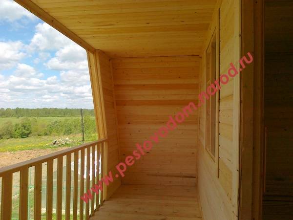 Обустройство деревянного балкона: расположение, выбор формы, конструкционные особенности, отделка, рекомендации по эксплуатации