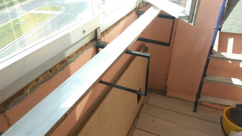Как сделать подоконник на балконе: размеры и виды, самостоятельный монтаж