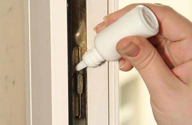 Как смазать петли на двери, не снимая дверь: причины скрипа, что делать в домашних условиях