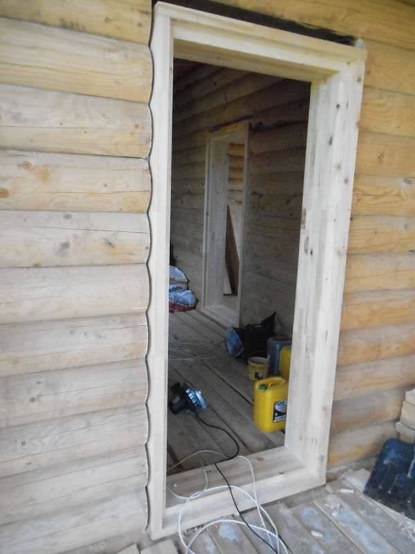 Как установить двери в деревянном доме?