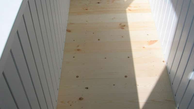 Чем покрыть пол на балконе застекленном. чем покрыть деревянный пол?