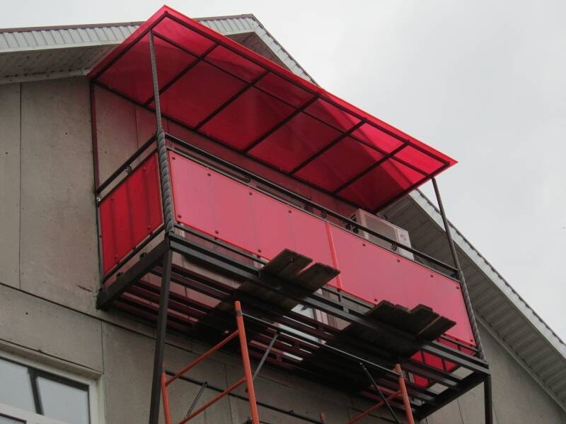 Балкон из поликарбоната: как сделать остекление и установить козырек над конструкцией