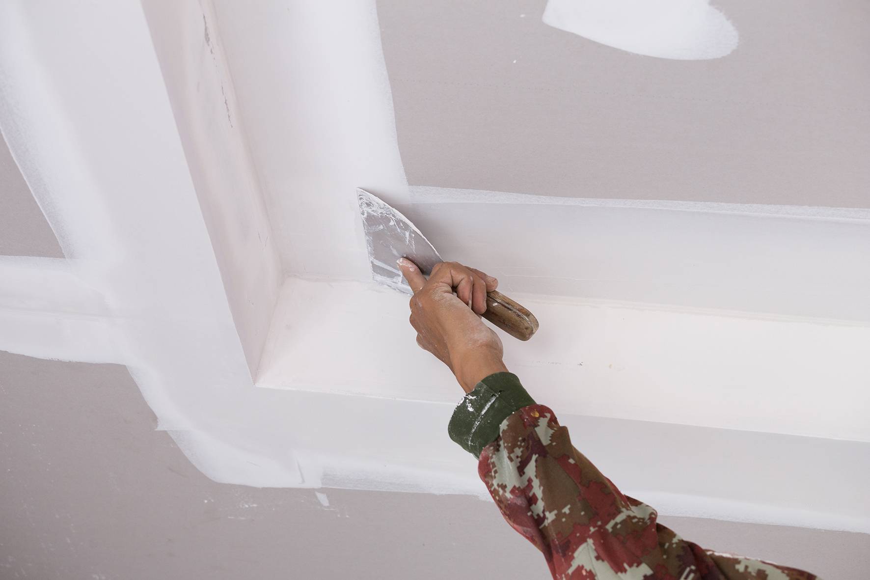 Шпаклевка из гипса для потолка и стен – особенности материала, расход, как разводить +видео