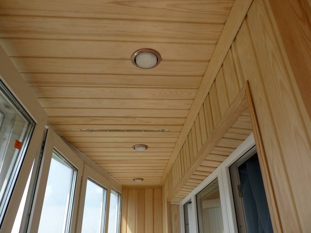 Можно ли на холодном балконе устанавливать натяжной потолок