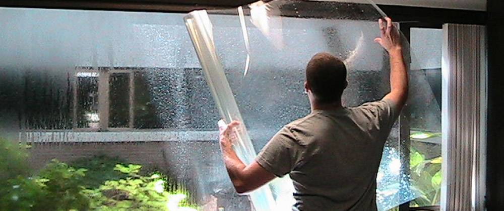 Как наклеить пленку на стекло без пузырей?
