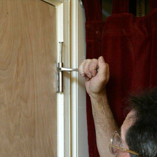 Как исправить межкомнатную дверь, установленную неправильно: как самому починить незакрывающуюся, с перекосом, если она просела, провисла, почему пружинит и трется?