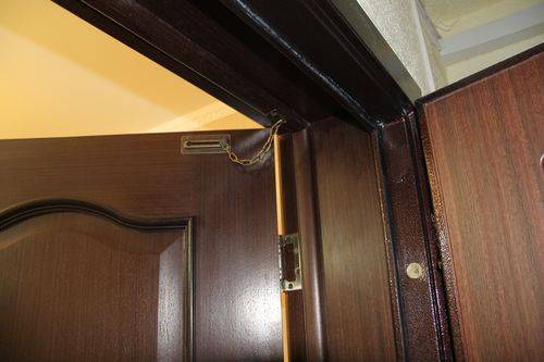 Как ограничить открывание дверцы шкафа?