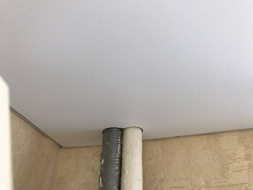 Обводка трубы натяжным потолком, натяжной потолок вокруг трубы