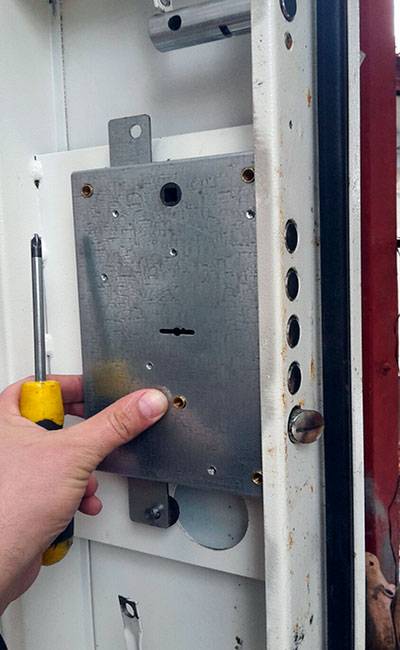 Как смазать личинку замка входной двери?