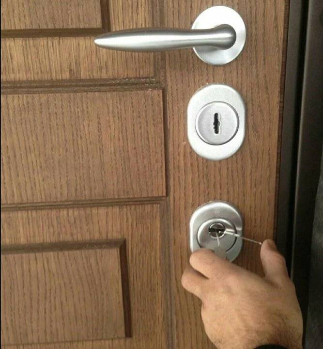 Как можно закрыть входную и межкомнатную дверь в квартире, доме без ключа, без замка снаружи и изнутри: способы, советы, видео