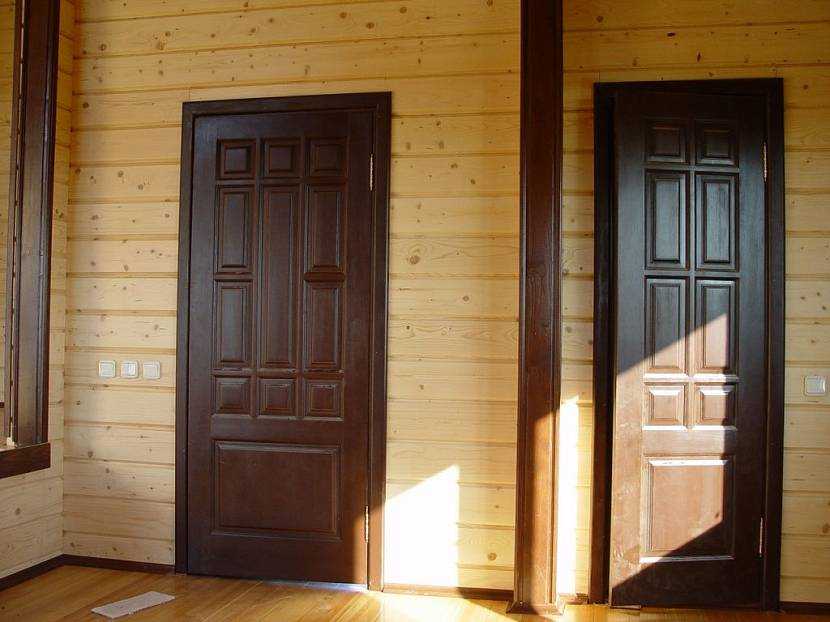Особенности установки металлических дверей в домах из дерева