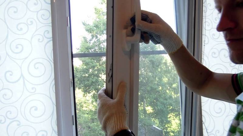 Свистит окно пластиковое от ветра: причины и что делать