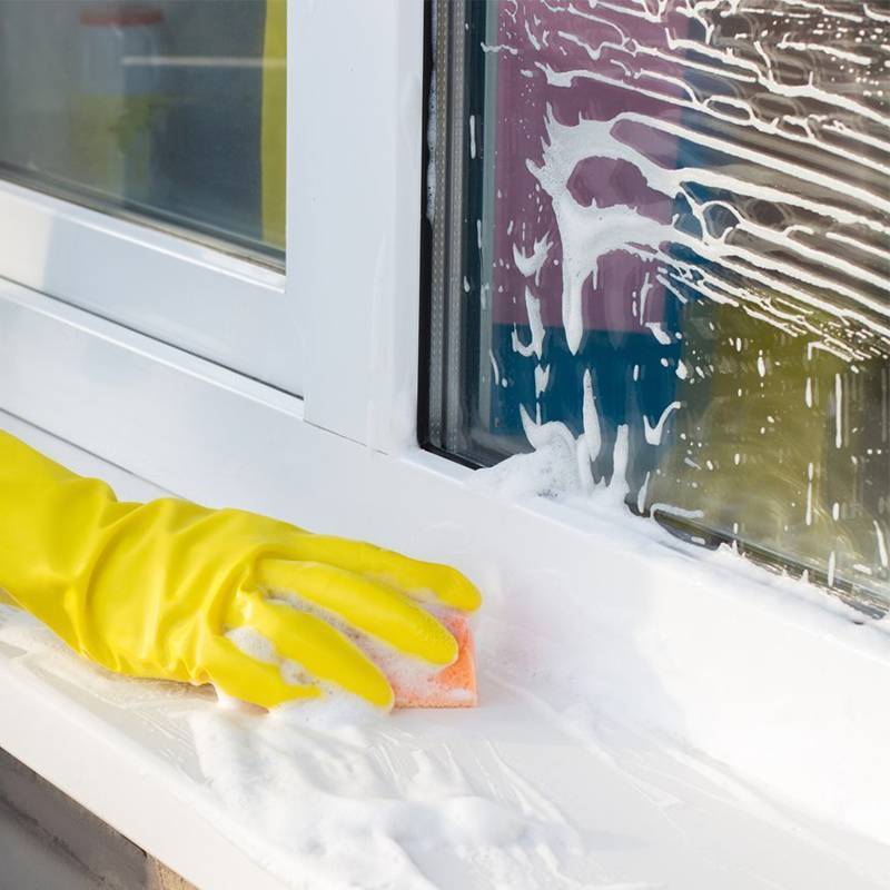 Чем отмыть пластиковые окна после ремонта от клея и цемента?