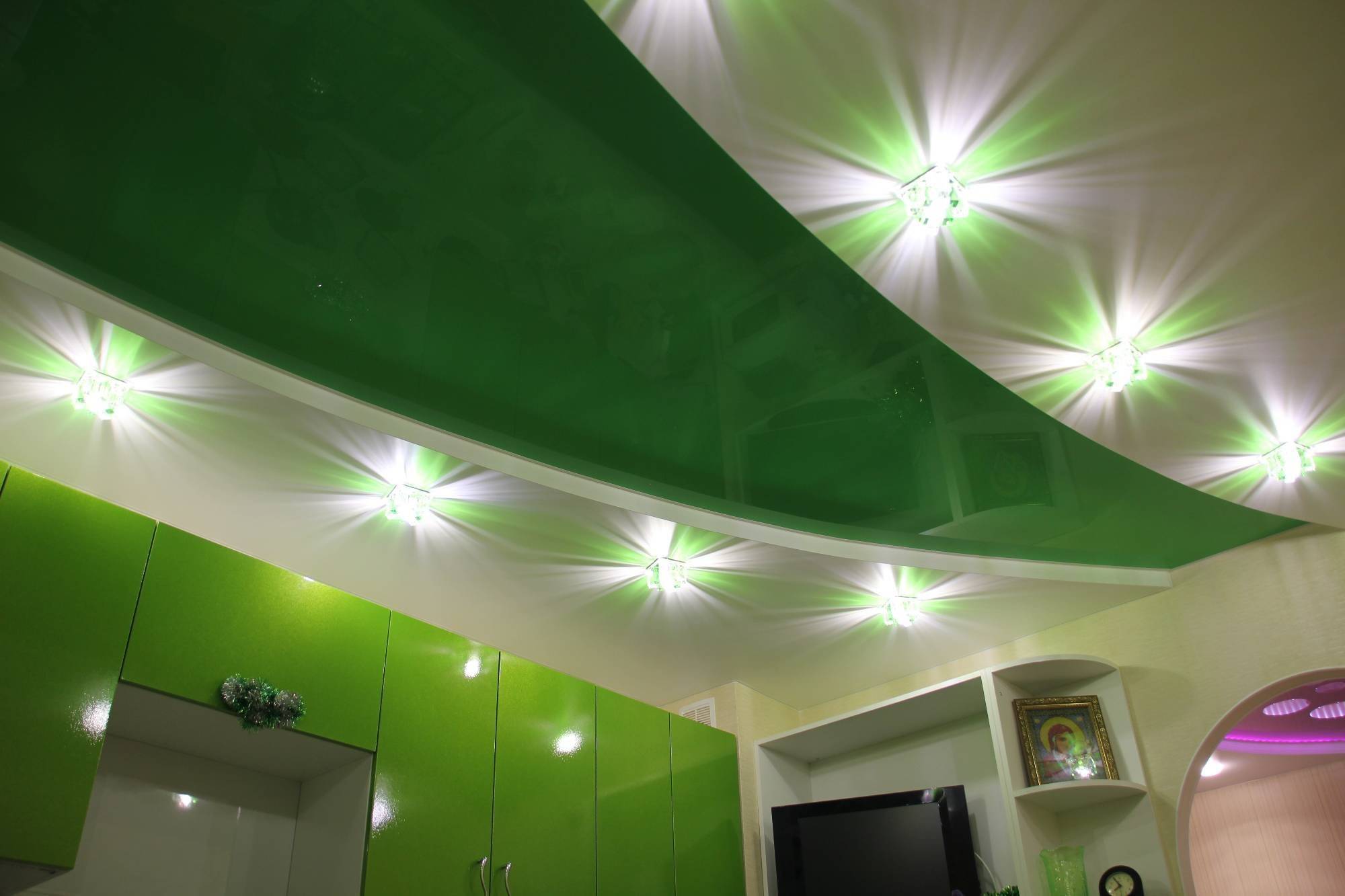 Натяжные потолки (200 фото) - дизайн потолка в зале, кухне, спальне, ванной и прихожей