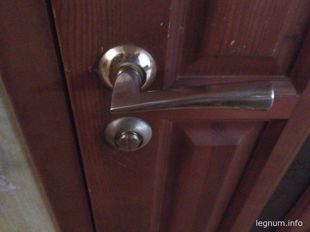 Как самостоятельно разобрать круглую дверную ручку межкомнатной двери