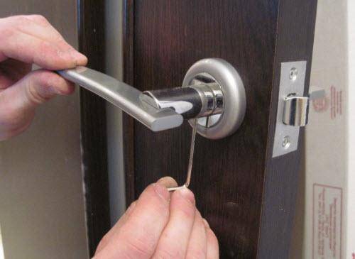 Варианты открытия: снять межкомнатную дверь с петель, замок на ключе и другие