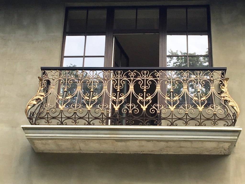 Французский балкон: виды конструкций, преимущества и недостатки