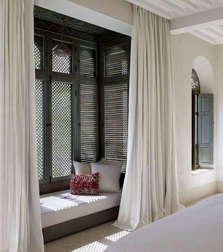 Оформление окна в гостиной шторами в современном стиле: дизайн большого и маленького окна
 - 32 фото