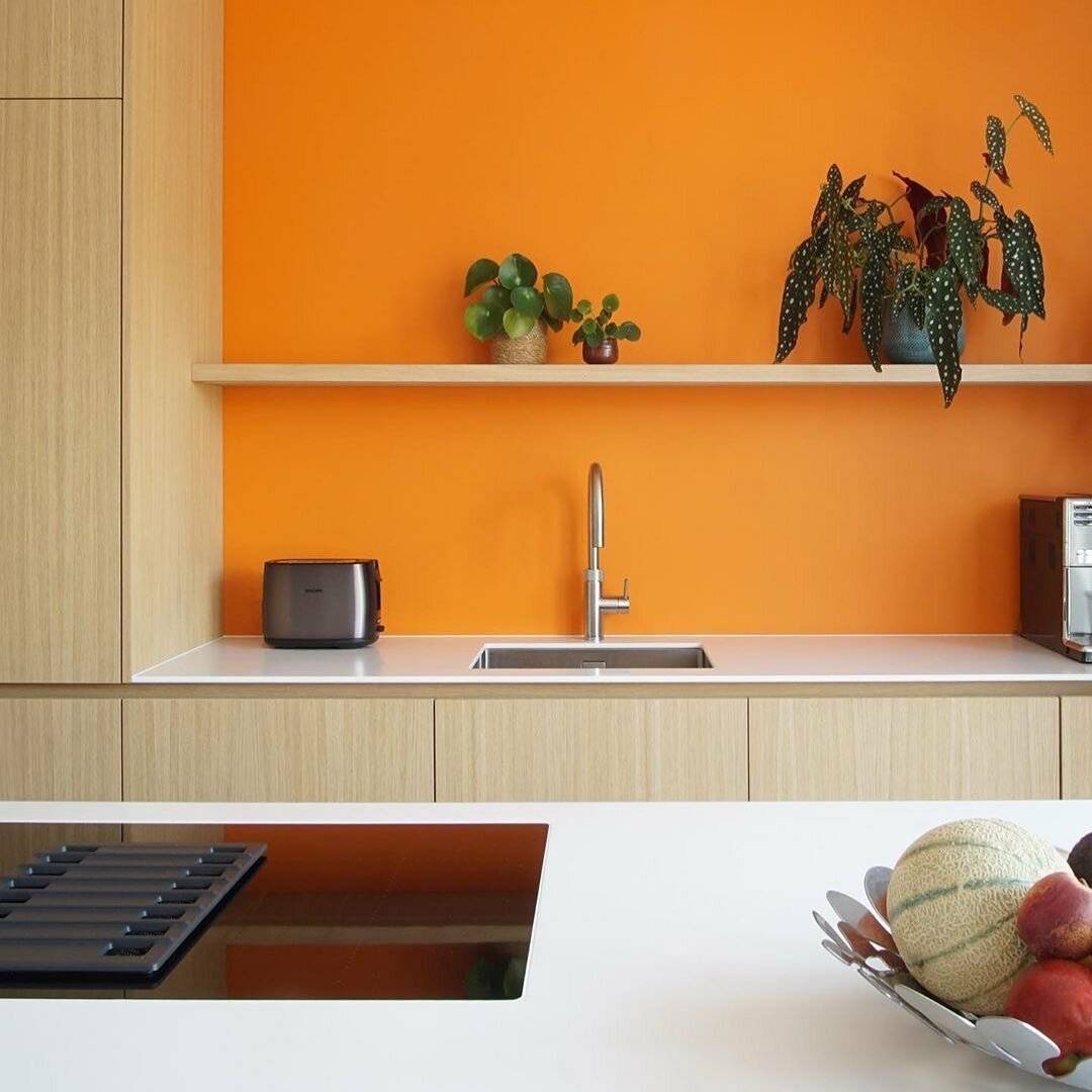Оранжевые стены в интерьере кухни