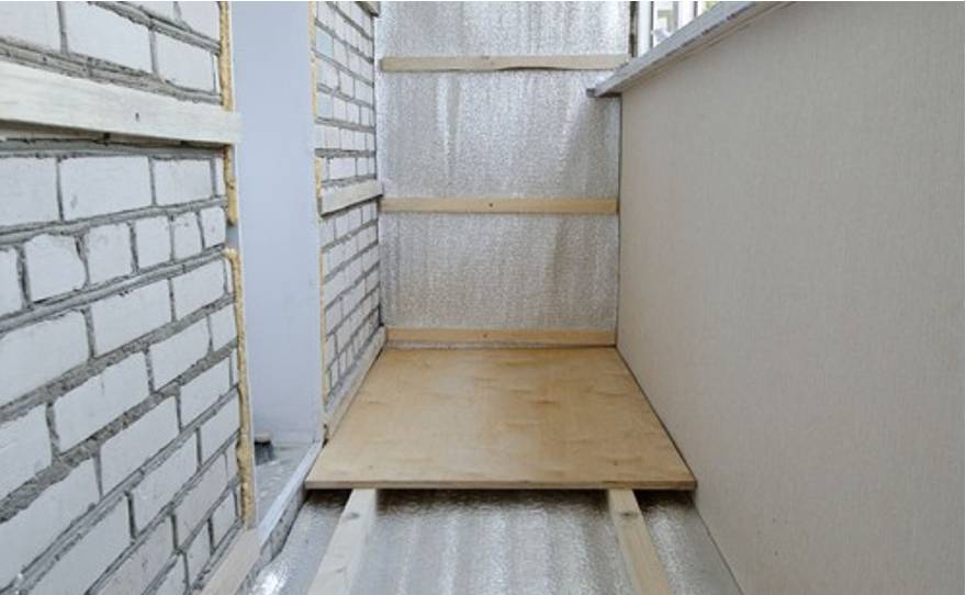 Как поднять пол на балконе до порога?