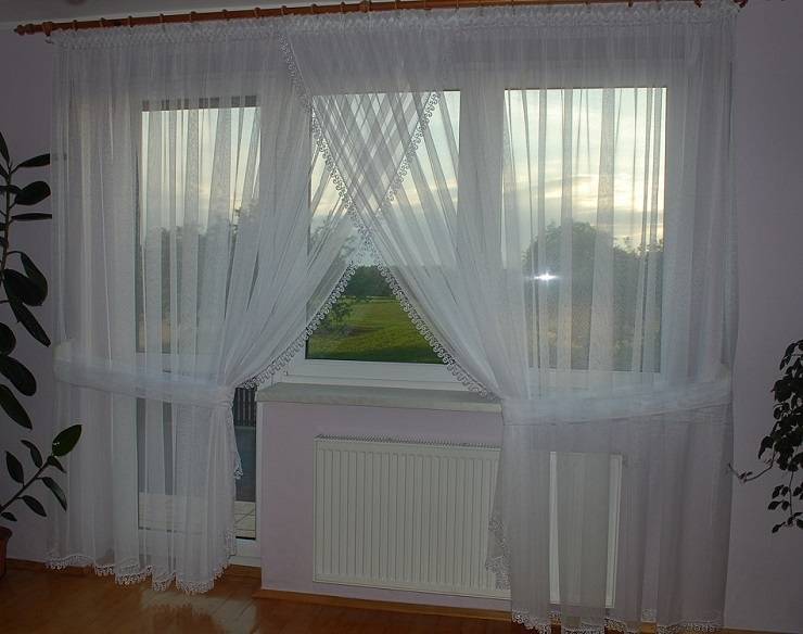 Современные варианты штор на окно в гостиную с балконной дверью