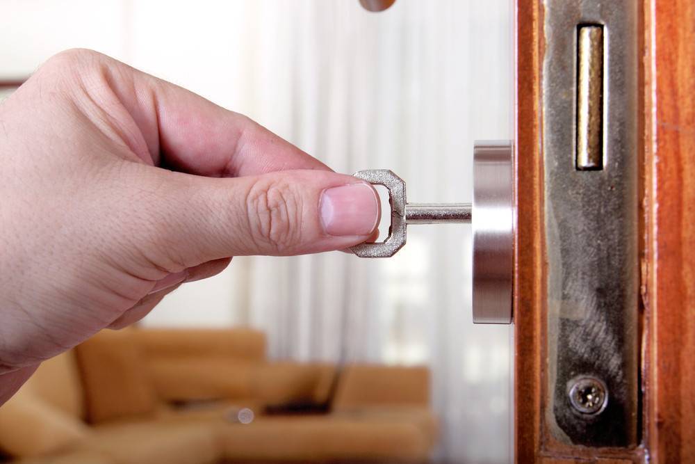 Что делать, если заедает ключ, заклинивает замок или дверь плохо закрывается?