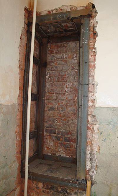 Отделка пространства между двумя входными дверями. как заделать дверной проем после установки двери