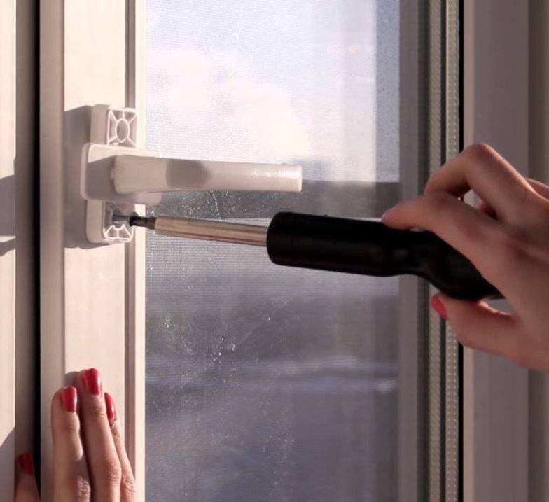 Как открыть пластиковое окно без ручки: изнутри, из квартиры