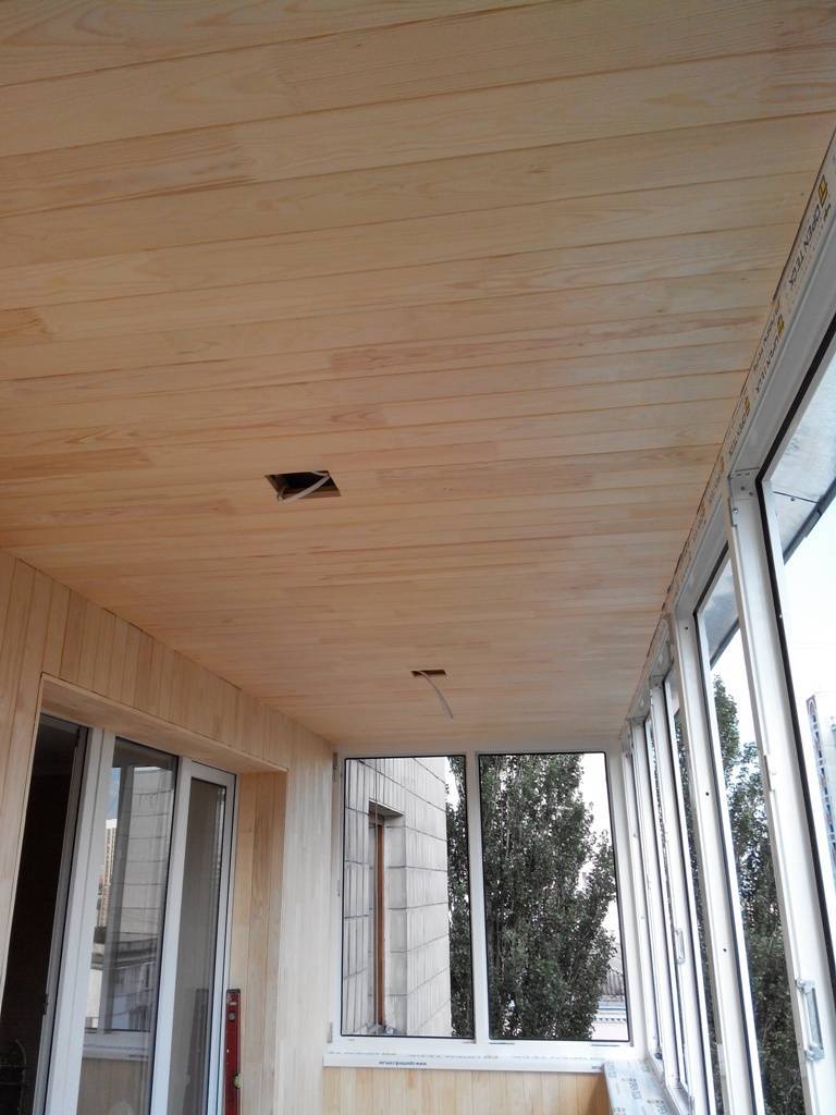 Как сделать потолок на балконе своими руками – варианты отделки, способы оформления