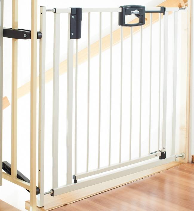 Барьер безопасности для детей на лестницу: виды ворот, производители и требования к защитным калиткам